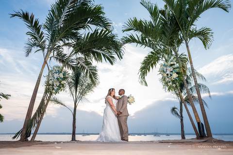 Best Wedding photographer
plus size wedding couple
Antony's Ocean View - CT
beach wedding photos
beach wedding venues in CT
water venues in CT
wedding ceremony in the beach
New Haven - CT
Vanessa Trettel Photography'