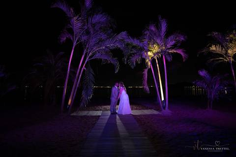 Best Wedding photographer
plus size wedding couple
Antony's Ocean View - CT
beach wedding photos
beach wedding venues in CT
water venues in CT
wedding ceremony in the beach
New Haven - CT
Vanessa Trettel Photography'