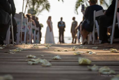 Best Wedding photographer
plus size wedding couple
Antony's Ocean View - CT
beach wedding photos
beach wedding venues in CT
water venues in CT
wedding ceremony in the beach
New Haven - CT
Vanessa Trettel Photography'