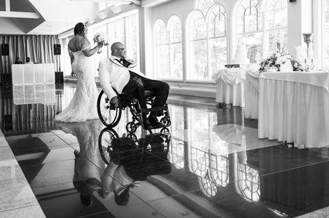 Photo by Vanessa Trettel,
Wedding photographer on location at The Water View, Monroe, CT in July 2022.
It's an image of the bride and groom sharing their first dance.'