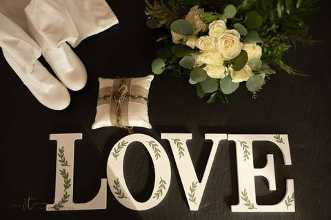 Wedding photo at The Hounds, Stonington CT, ring pictures at the table making a word love with a withe wood sing, the photographer was by Vanessa Trettel.
Professional wedding photographer
CT wedding Venue
engagement photographer'