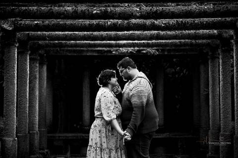 Wedding photographer CT, engagement session Wickham Park, Manchester CT, autumn engagement photos, outdoor engagement photography, dog-friendly engagement session, romantic engagement shoot, candid engagement photography, Vanessa Trettel photography'