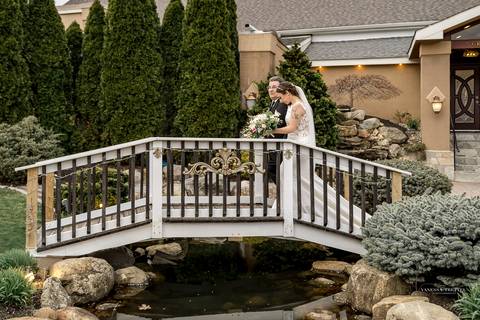 With the soft hues of spring as their backdrop, Sarah & Seth's love shines brightly, illuminating the enchanting ambiance of Georgina's Weddings & Banquets.
Best wedding Photographer in CT
Vanessa Trettel photography
Hartford Wedding photographer
Wedding '