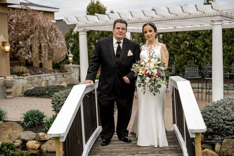 Beneath the soft sunlight, Sarah & Seth share a tender moment, their eyes filled with love and promises, against the backdrop of Georgina's Weddings & Banquets.
Best wedding Photographer in CT
Vanessa Trettel photography'