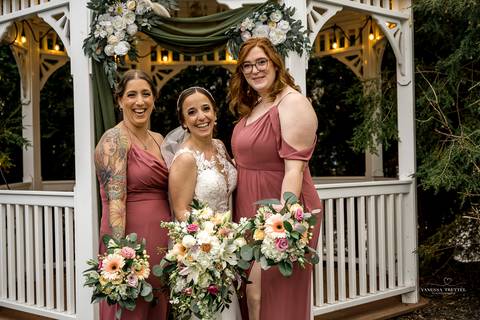 Amidst the vibrant atmosphere of their spring wedding, Sarah & Seth exchange heartfelt vows, surrounded by the beauty of Bolton, CT.
Best wedding Photographer in CT
Vanessa Trettel photography
Wedding photos ideas'