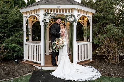 Amidst the vibrant atmosphere of their spring wedding, Sarah & Seth exchange heartfelt vows, surrounded by the beauty of Bolton, CT.
Best wedding Photographer in CT
Vanessa Trettel photography
Wedding photos ideas'