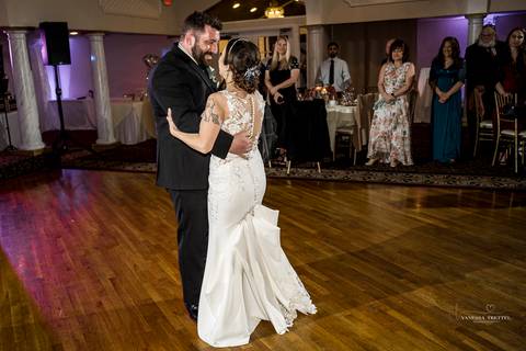 Amidst the vibrant atmosphere of their spring wedding, Sarah & Seth exchange heartfelt vows, surrounded by the beauty of Bolton, CT.
Best wedding Photographer in CT
Vanessa Trettel photography
Wedding photos ideas'