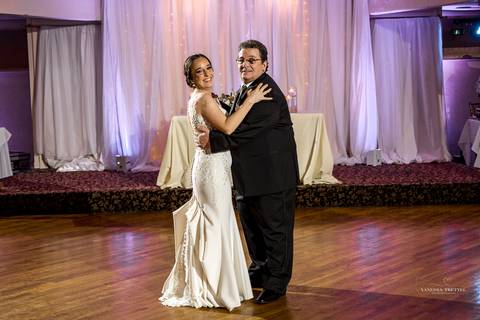 In a burst of joy, Sarah & Seth embrace, their happiness palpable as they celebrate their love in the picturesque setting of Bolton, CT.
Best wedding Photographer in CT
Vanessa Trettel photography
Georgina's Weddings & Banquets
Wedding photos ideas'