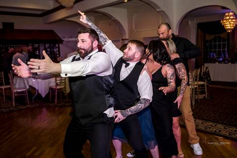 Amidst the vibrant atmosphere of their spring wedding, Sarah & Seth exchange heartfelt vows, surrounded by the beauty of Bolton, CT.
Best wedding Photographer in CT
Vanessa Trettel photography
Wedding photos ideas'