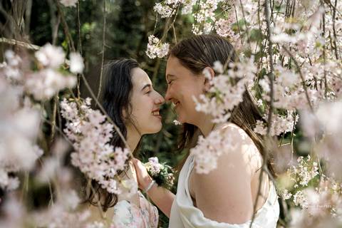 Amidst blooming tulips, Katie & Michaela's family gathers for a heartfelt celebration, their love radiating in each candid moment, beautifully preserved by the lens.
Gay Wedding
Lesbian wedding pictures
gay wedding photographer
Vanessa Trettel Photography'
