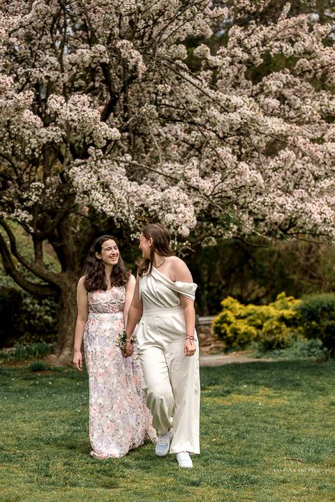 Against a backdrop of blossoming tulips, Katie & Michaela's wedding celebration exudes simplicity and love, as family gathers for a cherished al fresco meal in the spring sun.
Gay Wedding
Lesbian wedding pictures
gay wedding photographer
Vanessa Trettel'