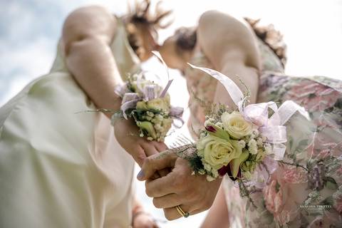In the midst of Elizabeth Park's floral splendor, Katie & Michaela's wedding exudes warmth and intimacy, with every smile and touch immortalized in timeless photographs.
Gay Wedding
Lesbian wedding pictures
gay wedding photographer
Vanessa Trettel Photo'