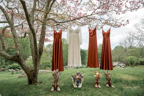 Best Wedding photographer CT
Salem Herb Farm
Salem CT wedding
Bridal party photography
Red bridesmaid dresses
Bridesmaids pictures
Groom photos
Wedding photos ideas
Vanessa Trettel Photography'