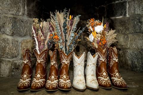 Best Wedding photographer CT
Salem Herb Farm
Salem CT wedding
Bridal party photography
Red bridesmaid dresses
Bridesmaids pictures
Groom photos
Wedding photos ideas
Vanessa Trettel Photography'