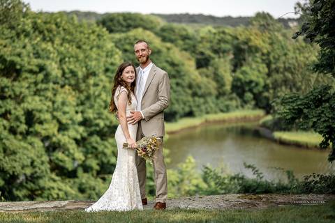 Candid moment of bride laughing with bridesmaids before the ceremony, sunlight streaming through the trees. Natural wedding photography in CT.
Vanessa Trettel best wedding photographer in CT'