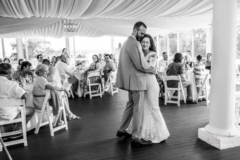 Candid moment of bride laughing with bridesmaids before the ceremony, sunlight streaming through the trees. Natural wedding photography in CT.
Vanessa Trettel best wedding photographer in CT'
