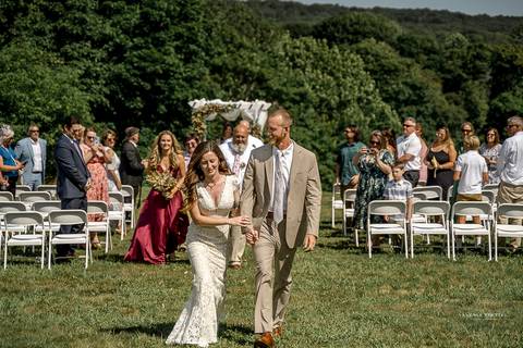 Bride and groom share a joyful kiss by the Mystic harbor, bathed in golden summer light. Coastal wedding in Connecticut with ocean breeze and romantic vibes.
Vanessa Trettel best wedding photographer in CT'