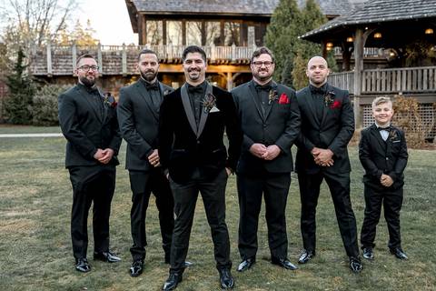 Lee stands with his groomsmen in sharp winter suits, posing against the castle’s stone walls, exuding camaraderie and charm in the crisp December air.
Vanessa Trettel 
best wedding photographer
'