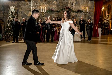Laura and Lee’s joyful first dance beneath the twinkling lights of Bill Miller's Castle, as their family and friends cheer in the cozy reception hall.
Vanessa Trettel 
best wedding photographer in CT
'