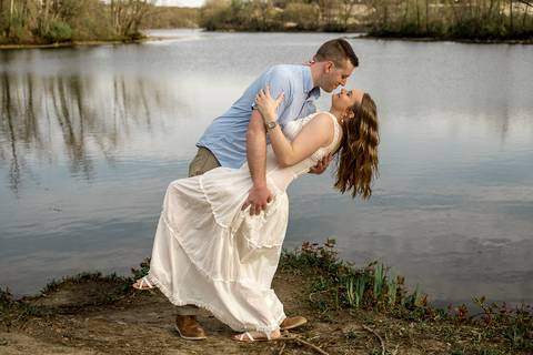 The golden hour light and blooming flowers in a CT park set the stage for Ashley & Andrew’s romantic engagement session. Their laughter and sweet moments made every photo so special.
Vanessa Trettel photography
Best Wedding Photographer in CT e NYC'