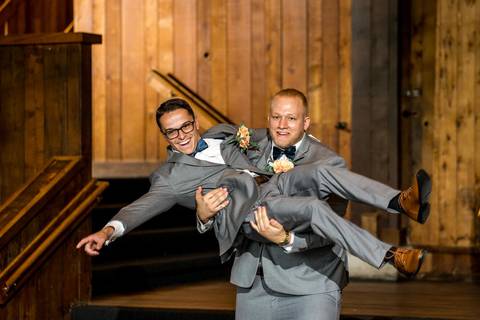 Bruna & Robert share their joyful first dance under twinkling lights, kicking off a high-energy wedding party at Heritage Hotel in Southbury.
Wedding photographer in CT
Vanessa Trettel Photography
wedding photos idea'