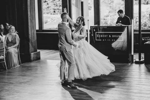 Bruna & Robert share their joyful first dance under twinkling lights, kicking off a high-energy wedding party at Heritage Hotel in Southbury.
Wedding photographer in CT
Vanessa Trettel Photography
wedding photos idea'