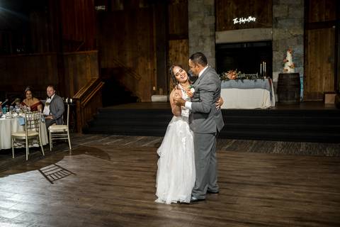 From choreographed moves to spontaneous laughter, the reception at Heritage Hotel turned into an epic celebration full of unforgettable dance floor moments.
Wedding photographer in CT
Vanessa Trettel Photography
wedding photos idea'