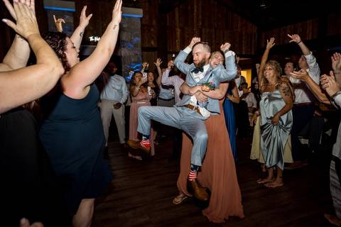 Confetti flies, the music is loud, and the dance floor is packed — this Southbury wedding party was one for the books!
Wedding photographer in CT
Vanessa Trettel Photography'