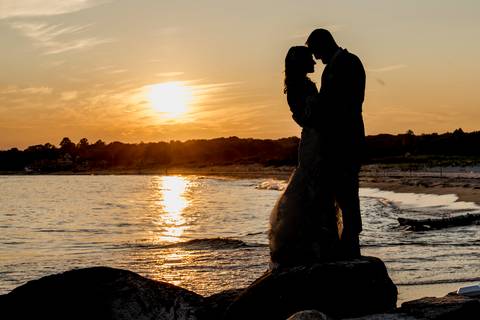 That golden light, that golden love. Creating timeless memories for amazing couples. #GoldenHour #RomanticPhotos #WeddingPhoto #DestinationWedding'