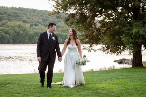 Walking together along the water, they exchange soft glances. The moment feels natural, unscripted, and full of connection.
Vanessa Trettel Photography'