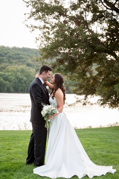 A close, artistic shot highlights their faces, glowing in soft golden light, with a dreamy atmosphere.
Vanessa Trettel Photography'