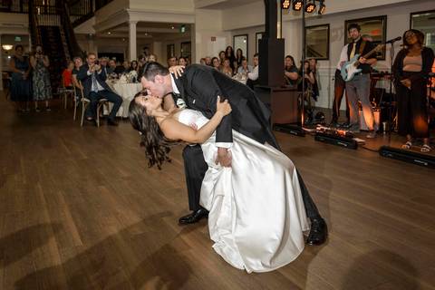 A wide shot shows guests dancing around them, the band playing live, creating a vibrant and unforgettable atmosphere.
Vanessa Trettel Photography'