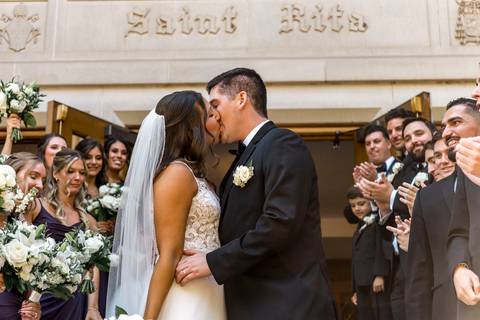 The bridal party cheering for the couple on the church steps.
Vanessa Trettel Photography
Wedding photo at Anthony's Ocean View | New Haven CT '