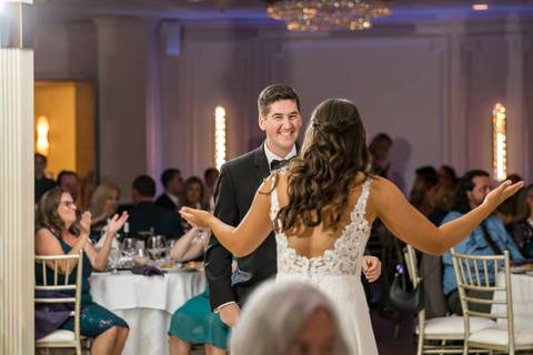 High-energy dancing on the floor at Anthony's Ocean View.
Vanessa Trettel Photography
Wedding photo at Anthony's Ocean View | New Haven CT '