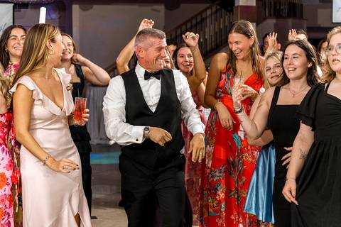 Friends and family dancing at Anthony's Ocean View.
Vanessa Trettel Photography
Wedding photo at Anthony's Ocean View | New Haven CT '