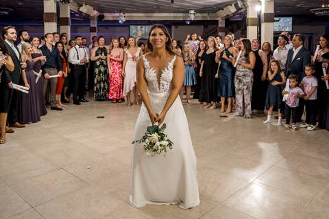 Ladies reaching for the bouquet during the wedding fun.
Vanessa Trettel Photography
Wedding photo at Anthony's Ocean View | New Haven CT '