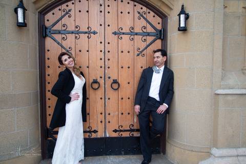 couple Wedding church door photography'