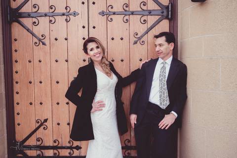 couple Wedding church door photography'