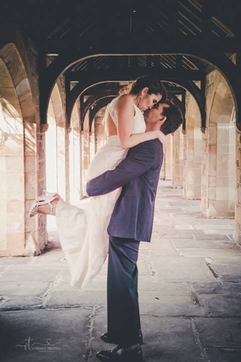 couple Wedding church kiss photo'