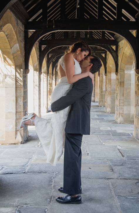 couple Wedding church kiss photography'