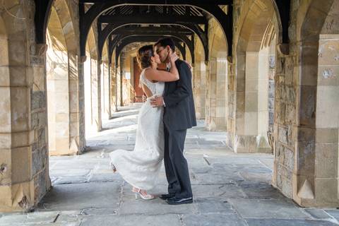 couple Wedding church kiss photo'