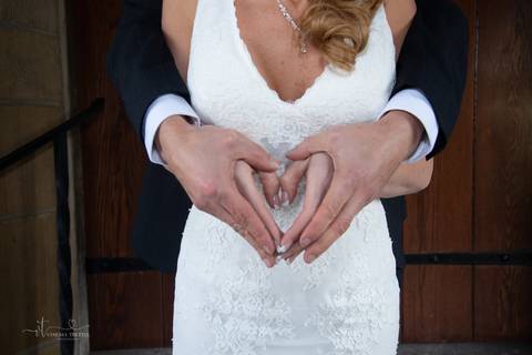 couple Wedding church heart photography'