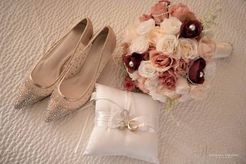 wedding photo
first look in the Aria
Vanessa Trettel Photography'