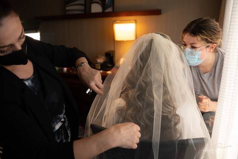 wedding photo
first look in the Aria
Vanessa Trettel Photography'