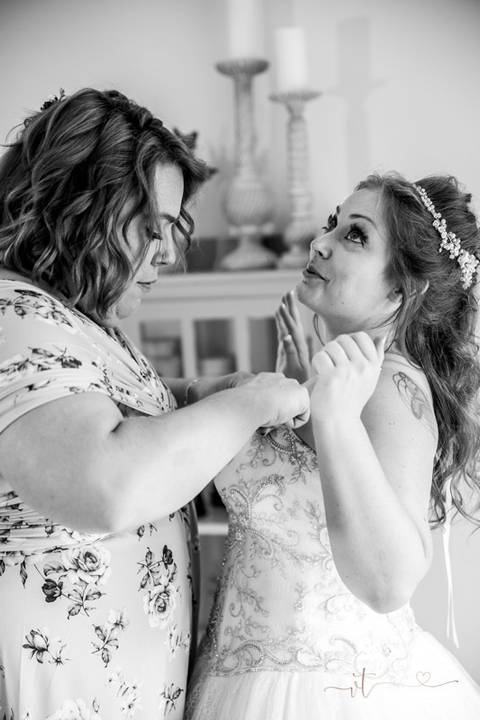 wedding photo
first look photography
best wedding photographer in CT
wedding dresses
wedding venues in CT
Vanessa Trettel Photography'