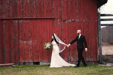 wedding photo
first look photography
best wedding photographer in CT
wedding dresses
wedding venues in CT
Vanessa Trettel Photography
White Silo Farm & Winery
red Barn wedding photo'