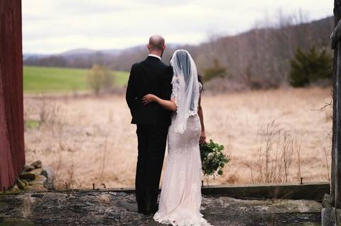 wedding photo
first look photography
best wedding photographer in CT
wedding dresses
wedding venues in CT
Vanessa Trettel Photography
White Silo Farm & Winery
red Barn wedding photo'