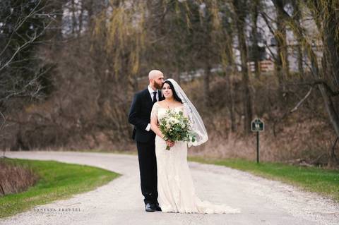wedding photo
first look photography
best wedding photographer in CT
wedding dresses
wedding venues in CT
Vanessa Trettel Photography
White Silo Farm & Winery
red Barn wedding photo'