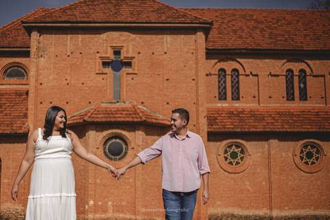 A lateral desta majestosa igreja e o caminhar simétrico destes queridos. Acredita que os tijolos foram feitos pelos moradores da colônia'
