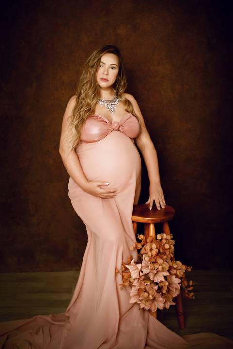 ensaio gestante rosa com flores'
